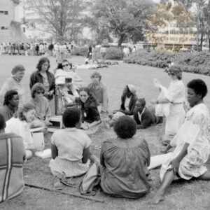Reunión informal de defensoras participantes en los foros paralelos de las ONG.  Nairobi,  15 de julio de 1985. Foto: ONU