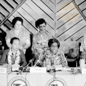 Leticia Shahani (Filipinas);  Margaret Kenyatta (Kenya); Nairobi,  15 de julio de 1985. Foto: ONU